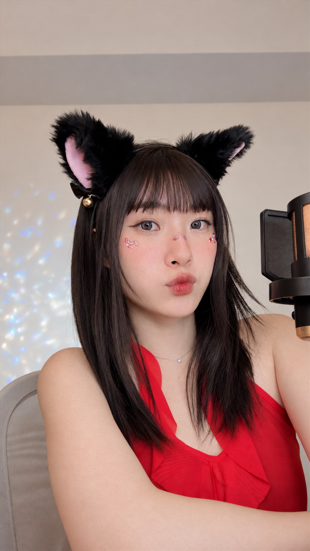 麥莉戴著黑色貓耳、穿紅色上衣的直播形象照